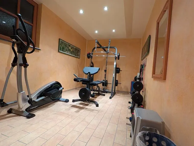 Fahrradtrainer und Crosstrainer im Fitnessraum