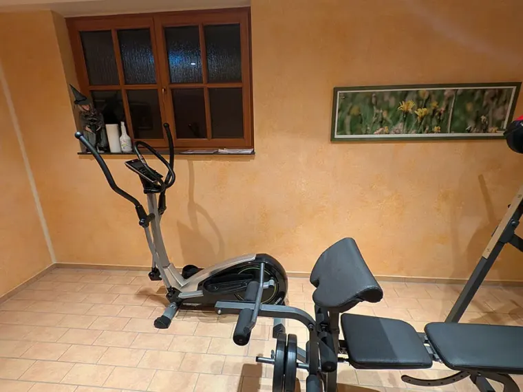 Trainingsgeräte im Fitnessraum